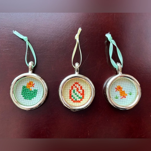 Lot Of 7 Easter Ornaments Cross Stitch 1.5” Framed Chicks Eggs Bunny Flowers Vtg - Picture 4 of 7